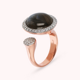 Contrarié-Ring mit rundem Naturstein und Pavé aus Zirkonia