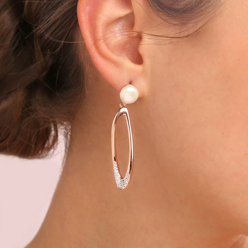 Boucles d'oreilles pendantes ovales avec zircons cubiques et perle d'eau douce blanche Ø 9/10 mm