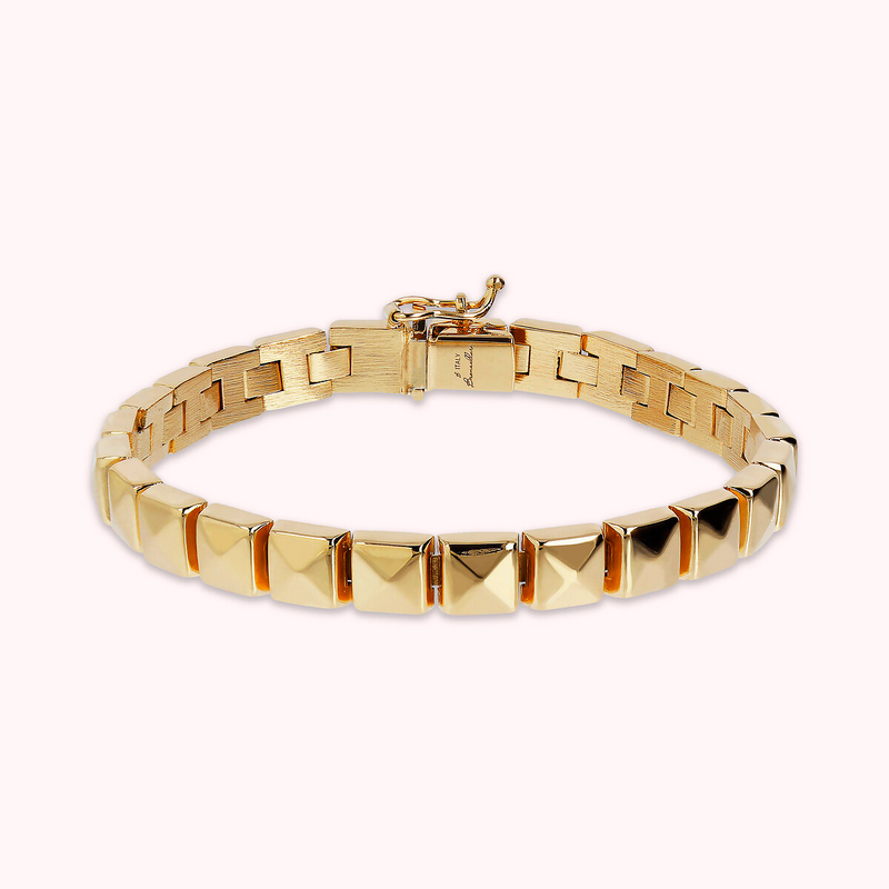 Bracelet doré semi-rigide avec clous pyramides