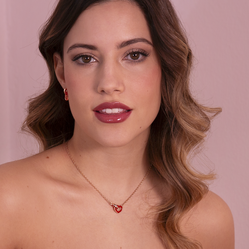 Collier Chaîne Forçat avec Double Pendentif Rouge Émaillé Cœur et Maillon Ovale