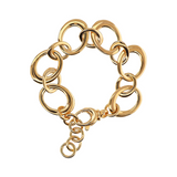 Goldenes ovales Gliederarmband im Wechsel mit Ringen