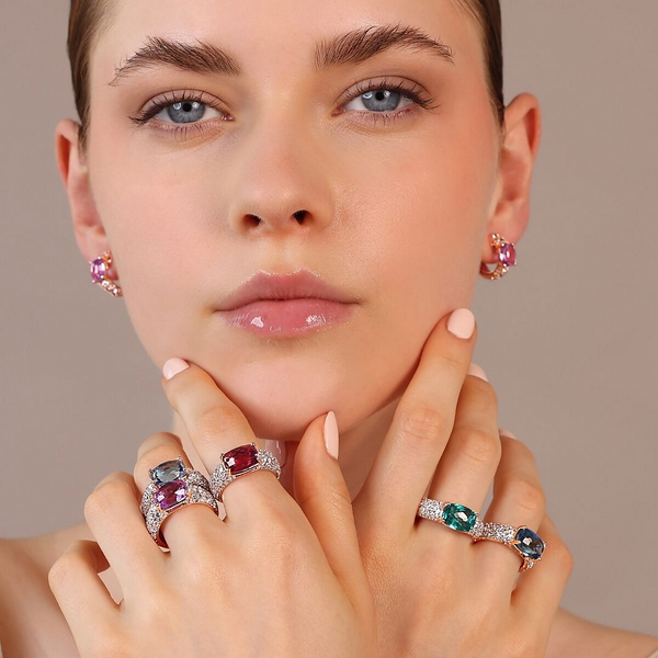 Bague avec prisme de pierre précieuse taillée en mosaïque et pavé de zircones cubiques