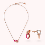 Parure collier et boucles d'oreilles pendantes avec double maillon émaillé fuchsia et pavé d'oxydes de zirconium